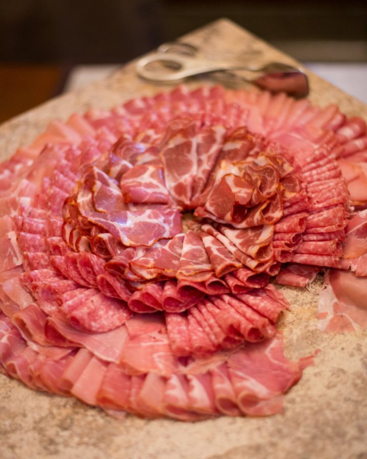 Dürfen Katzen Salami Essen? Das Musst Du Beachten!